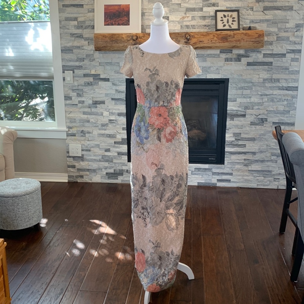 Size 2 Adriana PAPELL floral patterned dress, back slit